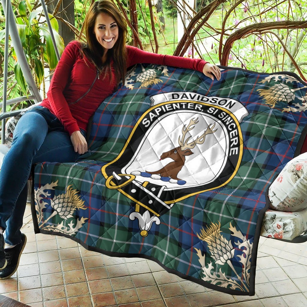 Davidson of Tulloch Tartan Crest Premium Quilt - Gold Thistle Style