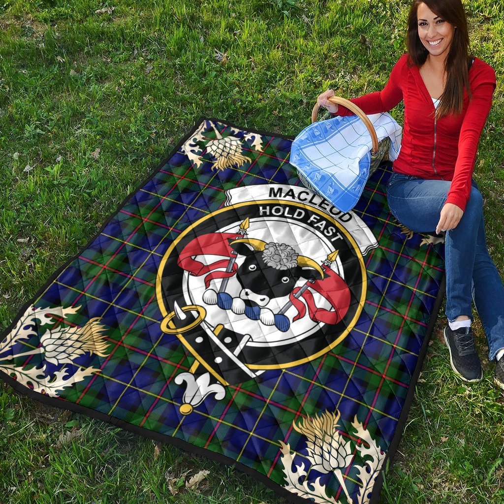 MacLeod of Harris Modern Tartan Crest Premium Quilt - Gold Thistle Style